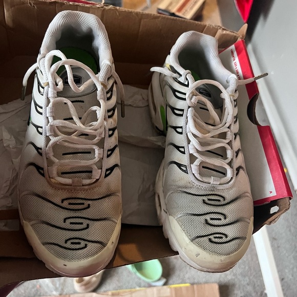 White nikes - Picture 3 of 3